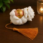 Figura de León Mítico Chino blanco con bola giratoria de piedra natural