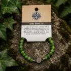 Pulsera elástica de Olivina natural con dije de San Benito en acero inoxidable