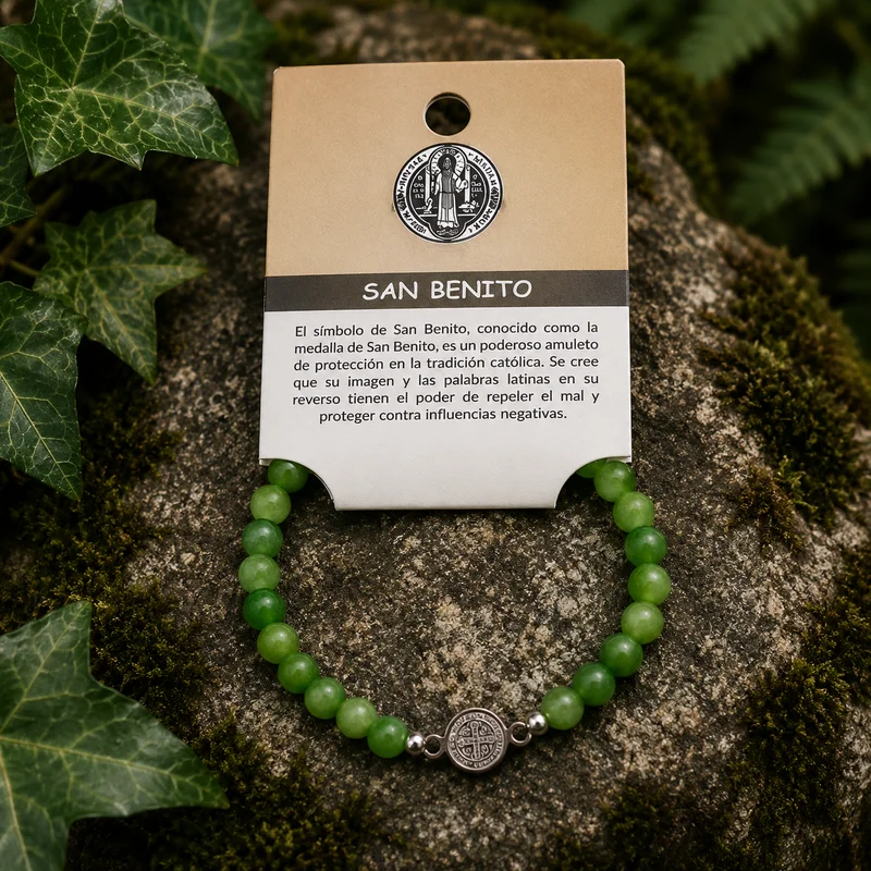 Pulsera elástica de Olivina natural con dije de San Benito en acero inoxidable
