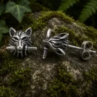 Pendientes de acero titanio con cabeza de lobo y daga 11 × 9 mm