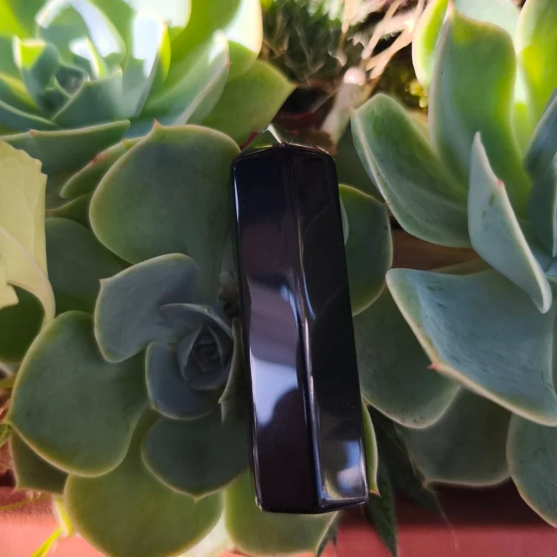 PUNTA ENERGÉTICA OBELISCO HEXAGONAL DE TURMALINA NEGRA 7.5 X 2.5CM.