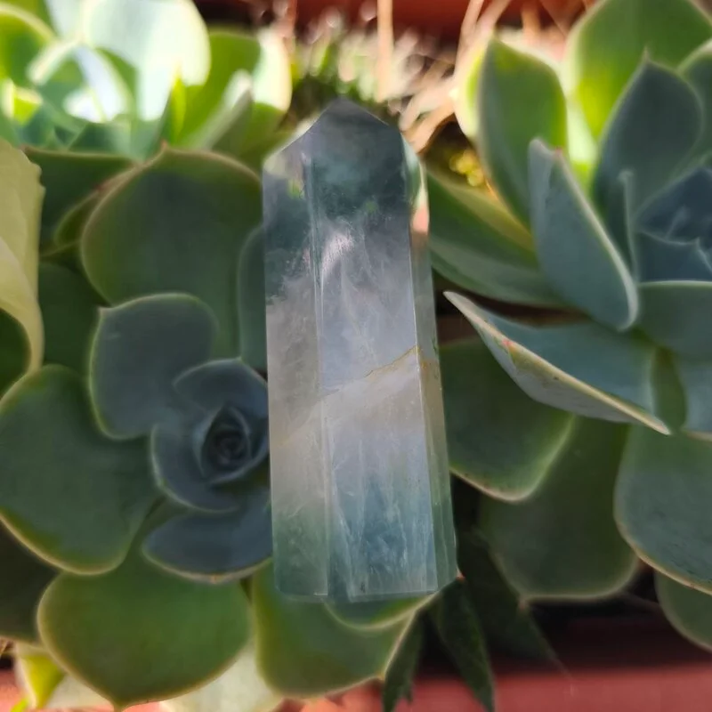 PUNTA ENERGÉTICA OBELISCO HEXAGONAL DE FLUORITA 7.5 X 2.5CM.