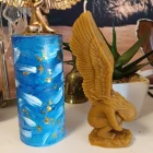 🕯️ Vela Ángel Grande de Miel — Agradecimiento a los Ángeles de la Guarda Descripción Esotérica: Esta vela, elaborada con cera de miel y moldeada en forma de ángel, representa la luz divina que nos guía, protege y acompaña desde el nacimiento. Encenderla es un acto de devoción y reconocimiento hacia nuestros ángeles custodios, esos seres celestiales que velan por nuestro bienestar físico, emocional y espiritual. Propiedades Esotéricas: 👼 Conexión espiritual: Facilita la comunicación con tu ángel de la guarda, creando un canal energético para recibir guía, consuelo y mensajes intuitivos. 🍯 Energía de gratitud: La miel, símbolo de dulzura y abundancia, potencia la vibración del agradecimiento, elevando tus peticiones y bendiciones. 🔥 Protección luminosa: Al encenderla, se activa un campo de luz que purifica el entorno y refuerza la protección espiritual. 🌈 Armonización del alma: Ideal para momentos de introspección, oración o meditación, ayudando a equilibrar emociones y renovar la fe. ✨ Potenciador de peticiones: Puede usarse en rituales para pedir claridad, paz interior o ayuda en decisiones importantes. Ritual sugerido: Coloca la vela en un espacio limpio y tranquilo. Escribe una nota de agradecimiento a tu ángel de la guarda. Enciende la vela con intención, visualizando una luz dorada envolviéndote. Recita una oración o simplemente habla desde el corazón. Deja que la vela consuma lentamente mientras mantienes una actitud de gratitud.