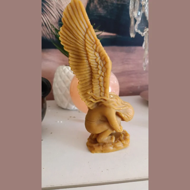 🕯️ Vela Ángel Grande de Miel — Agradecimiento a los Ángeles de la Guarda Descripción Esotérica: Esta vela, elaborada con cera de miel y moldeada en forma de ángel, representa la luz divina que nos guía, protege y acompaña desde el nacimiento. Encenderla es un acto de devoción y reconocimiento hacia nuestros ángeles custodios, esos seres celestiales que velan por nuestro bienestar físico, emocional y espiritual. Propiedades Esotéricas: 👼 Conexión espiritual: Facilita la comunicación con tu ángel de la guarda, creando un canal energético para recibir guía, consuelo y mensajes intuitivos. 🍯 Energía de gratitud: La miel, símbolo de dulzura y abundancia, potencia la vibración del agradecimiento, elevando tus peticiones y bendiciones. 🔥 Protección luminosa: Al encenderla, se activa un campo de luz que purifica el entorno y refuerza la protección espiritual. 🌈 Armonización del alma: Ideal para momentos de introspección, oración o meditación, ayudando a equilibrar emociones y renovar la fe. ✨ Potenciador de peticiones: Puede usarse en rituales para pedir claridad, paz interior o ayuda en decisiones importantes. Ritual sugerido: Coloca la vela en un espacio limpio y tranquilo. Escribe una nota de agradecimiento a tu ángel de la guarda. Enciende la vela con intención, visualizando una luz dorada envolviéndote. Recita una oración o simplemente habla desde el corazón. Deja que la vela consuma lentamente mientras mantienes una actitud de gratitud.