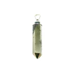 El Colgante Masivo de Pirita con Baño de Plata (20 a 40 mm) es una joya natural única que combina la fuerza energética de la pirita con la elegancia del baño de plata. Aquí tienes una descripción detallada: Descripción del Colgante de Pirita Material: Está elaborado con pirita natural, conocida por su brillo metálico, y recubierto con un baño de plata que le da un acabado sofisticado y resistente. Tamaño: Las piezas varían entre 20 y 40 mm, por lo que cada colgante tiene su propio carácter y estilo único. Diseño: Cada colgante se presenta con las formas y texturas naturales de la pirita, lo que lo convierte en una pieza irrepetible y llamativa. Propiedades y Beneficios Propiedades Esotéricas: Protección Energética: La pirita es conocida por ser una poderosa piedra de protección, bloqueando energías negativas y promoviendo la estabilidad energética. Atracción de Abundancia: Es considerada una piedra de prosperidad y éxito, ideal para atraer riqueza y oportunidades. Propiedades Metafísicas: Claridad y Motivación: Ayuda a reforzar la fuerza mental y la confianza, promoviendo el enfoque y la determinación. Vitalidad: Se dice que estimula la energía positiva, impulsando el bienestar general. Usos y Aplicaciones Joyería de Uso Diario: Su tamaño y diseño elegante lo hacen perfecto para complementar cualquier atuendo, ofreciendo un estilo único y sofisticado. Rituales Espirituales: Utilizado como amuleto para aprovechar sus propiedades energéticas protectoras y atraer abundancia. Regalo Significativo: Es una excelente opción para regalar debido a su simbolismo y su atractivo estético. Colgante Plata 925 Punta Pirita 2 a 3 Cms Aprox