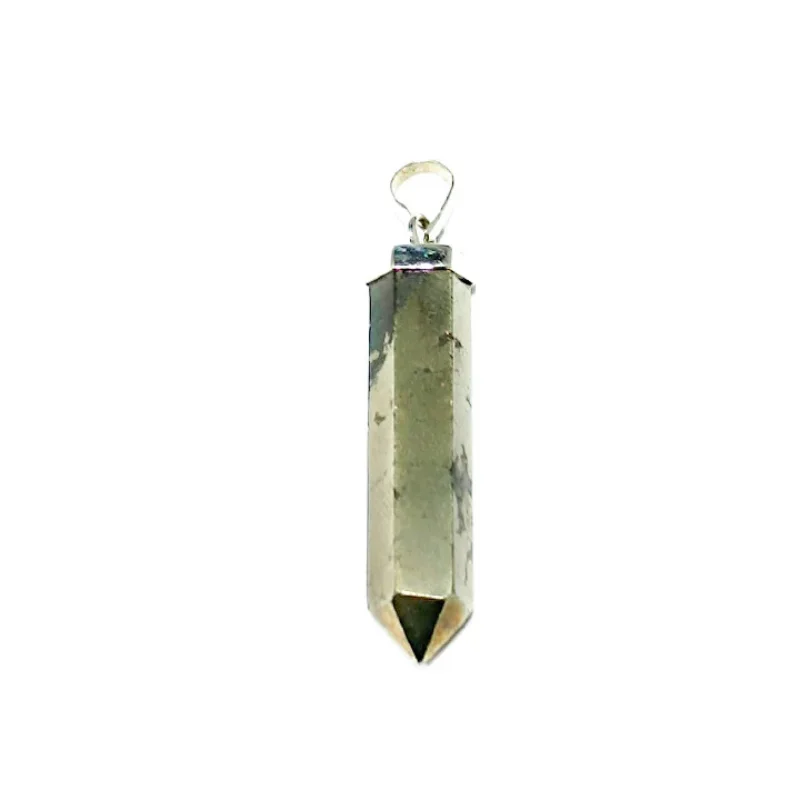 El Colgante Masivo de Pirita con Baño de Plata (20 a 40 mm) es una joya natural única que combina la fuerza energética de la pirita con la elegancia del baño de plata. Aquí tienes una descripción detallada: Descripción del Colgante de Pirita Material: Está elaborado con pirita natural, conocida por su brillo metálico, y recubierto con un baño de plata que le da un acabado sofisticado y resistente. Tamaño: Las piezas varían entre 20 y 40 mm, por lo que cada colgante tiene su propio carácter y estilo único. Diseño: Cada colgante se presenta con las formas y texturas naturales de la pirita, lo que lo convierte en una pieza irrepetible y llamativa. Propiedades y Beneficios Propiedades Esotéricas: Protección Energética: La pirita es conocida por ser una poderosa piedra de protección, bloqueando energías negativas y promoviendo la estabilidad energética. Atracción de Abundancia: Es considerada una piedra de prosperidad y éxito, ideal para atraer riqueza y oportunidades. Propiedades Metafísicas: Claridad y Motivación: Ayuda a reforzar la fuerza mental y la confianza, promoviendo el enfoque y la determinación. Vitalidad: Se dice que estimula la energía positiva, impulsando el bienestar general. Usos y Aplicaciones Joyería de Uso Diario: Su tamaño y diseño elegante lo hacen perfecto para complementar cualquier atuendo, ofreciendo un estilo único y sofisticado. Rituales Espirituales: Utilizado como amuleto para aprovechar sus propiedades energéticas protectoras y atraer abundancia. Regalo Significativo: Es una excelente opción para regalar debido a su simbolismo y su atractivo estético. Colgante Plata 925 Punta Pirita 2 a 3 Cms Aprox