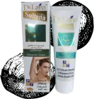 Desodorante en Crema “Polvo de Almizcle” – Sultana by Dr. Lana Un desodorante en crema de textura ultraligera que combina la delicada sensación de un talco con el poder neutralizante del almizcle. Formulado para ofrecer hasta 48 horas de protección sin alcohol, sin sales de aluminio y sin parabenos, cuida la piel y deja un acabado suave y sin residuos. Características principales Formato: tarro de 75 ml con espátula dosificadora para una aplicación higiénica y precisa. Protección: neutraliza activamente el mal olor y regula la humedad hasta 2 días. Textura: crema-polvo híbrida, se funde al contacto liberando un suave velo en polvo. Pieles sensibles: libre de irritantes, dermatológicamente testado y apto tras la depilación. Ingredientes clave Almidón de tapioca y polvo de arroz: absorben la humedad y aportan sensación de talco. Magnesio, óxido de zinc y silicatos naturales: controlan el sudor sin bloquear la transpiración. Manteca de karité y aceite de semilla de uva: nutren y refuerzan la barrera cutánea. Bicarbonato de sodio: combate bacterias responsables del olor. Fragancia “Polvo de Almizcle”: nota empolvada, amaderada y ligeramente floral para un aroma discreto y envolvente. Modo de empleo Con la espátula, extrae una pequeña cantidad de crema. Aplica masajeando suavemente sobre axilas limpias y secas. Espera unos segundos antes de vestirte; se integra sin dejar marca. Reaplica tras la ducha o cuando necesites un refuerzo extra. Precauciones Realiza prueba de tolerancia en antebrazo si tienes la piel muy reactiva. Evita el contacto con mucosas y zonas irritadas. Mantén el tarro bien cerrado y alejado de la luz directa.
