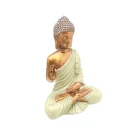 La Figura en Resina de Ganesha es una pieza decorativa impresionante que simboliza la sabiduría, la prosperidad y la eliminación de obstáculos. Aquí tienes una descripción detallada: Descripción de la Figura en Resina de Ganesha Material: Resina de alta calidad, duradera y resistente. Tamaño: Aproximadamente 23 cm de altura. Color: Elegante color verde oliva, con detalles finamente trabajados. Diseño: Representa a Ganesha, el dios hindú con cabeza de elefante, conocido por ser el eliminador de obstáculos y el dios de la sabiduría y la prosperidad. La figura está diseñada en una postura de yoga, lo que añade un toque de serenidad y elegancia. Propiedades y Beneficios Decoración: Ideal para Hogares y Oficinas: Aporta un toque de sofisticación y simbolismo a cualquier espacio. Regalo Significativo: Perfecto para aquellos que buscan prosperidad y sabiduría en su vida diaria. Simbolismo: Sabiduría y Conocimiento: Ganesha es conocido como el dios de la sabiduría y el conocimiento, ayudando a superar los desafíos y obstáculos. Energía Positiva: Atrae energías positivas y prosperidad al entorno. Usos y Aplicaciones Decoración del Hogar: Coloca esta figura en cualquier rincón de tu hogar para atraer energías positivas y prosperidad. Espacios de Meditación: Ideal para crear un ambiente propicio para la meditación y la introspección. Regalo: Perfecto como un regalo significativo para aquellos que valoran la sabiduría y la prosperidad. Figura Buda En Resina 23 Cms Aprox Color Verde Oliva