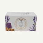 Vela perfumada con fragancias naturales, fabricada en la India por la reconocida casa Green Tree. Esta vela está meticulosamente elaborada a mano mediante una mezcla de ingredientes completamente naturales de origen vegetal, que incluyen ceras, aceites, flores, especias y resinas aromáticas, logrando así un aroma exótico estimulante, suave y dulce. Su fragancia está diseñada para promover la relajación, la meditación, la concentración y el equilibrio energético. Cada vela tiene una duración de 6 horas y emana su aroma durante un largo periodo de tiempo.