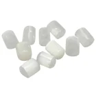 Descripción General: Material: Hecho de selenita, una piedra conocida por sus propiedades energéticas y curativas. Diseño: Cilindro pulido de aproximadamente 2.5 cm de longitud, ideal para uso personal y terapéutico. Medidas: Cada cilindro mide alrededor de 2.5 cm, un tamaño compacto y fácil de manejar. Propiedades y Significado: Selenita: La selenita es famosa por sus propiedades de limpieza energética, protección y claridad mental. Es excelente para eliminar energías negativas y promover un entorno de paz y tranquilidad. Usos: Ideal para masajes terapéuticos, meditación y sanación energética. Puede ser utilizada para limpiar el campo áurico y liberar bloqueos energéticos. Práctico y Portátil: Su tamaño compacto lo hace perfecto para llevar en el bolso, en el coche o mantenerlo en el espacio de trabajo para una limpieza energética constante. Usos Adicionales: Meditación y Relajación: Utiliza el cilindro de selenita durante sesiones de meditación para alinear y equilibrar las energías, promoviendo la paz interior y el bienestar general. Terapias Energéticas: Perfecto para practicantes de Reiki y otras terapias energéticas, facilitando la liberación de energías estancadas y promoviendo el flujo energético. Decoración Espiritual: Además de sus propiedades terapéuticas, es una pieza decorativa que añade un toque de espiritualidad y serenidad a cualquier espacio. Este cilindro de selenita es una herramienta poderosa para quienes buscan equilibrio y armonía en su vida diaria. ¿Te gustaría saber más sobre cómo utilizarlo en tus prácticas diarias o necesitas recomendaciones adicionales? 🧘‍♀️✨💎