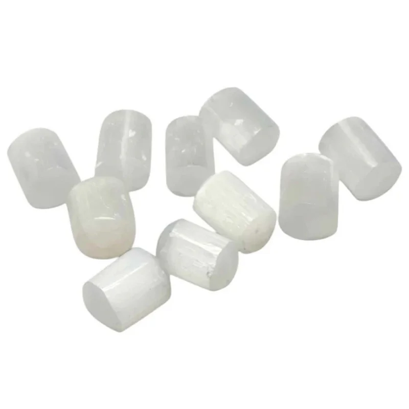 Descripción General: Material: Hecho de selenita, una piedra conocida por sus propiedades energéticas y curativas. Diseño: Cilindro pulido de aproximadamente 2.5 cm de longitud, ideal para uso personal y terapéutico. Medidas: Cada cilindro mide alrededor de 2.5 cm, un tamaño compacto y fácil de manejar. Propiedades y Significado: Selenita: La selenita es famosa por sus propiedades de limpieza energética, protección y claridad mental. Es excelente para eliminar energías negativas y promover un entorno de paz y tranquilidad. Usos: Ideal para masajes terapéuticos, meditación y sanación energética. Puede ser utilizada para limpiar el campo áurico y liberar bloqueos energéticos. Práctico y Portátil: Su tamaño compacto lo hace perfecto para llevar en el bolso, en el coche o mantenerlo en el espacio de trabajo para una limpieza energética constante. Usos Adicionales: Meditación y Relajación: Utiliza el cilindro de selenita durante sesiones de meditación para alinear y equilibrar las energías, promoviendo la paz interior y el bienestar general. Terapias Energéticas: Perfecto para practicantes de Reiki y otras terapias energéticas, facilitando la liberación de energías estancadas y promoviendo el flujo energético. Decoración Espiritual: Además de sus propiedades terapéuticas, es una pieza decorativa que añade un toque de espiritualidad y serenidad a cualquier espacio. Este cilindro de selenita es una herramienta poderosa para quienes buscan equilibrio y armonía en su vida diaria. ¿Te gustaría saber más sobre cómo utilizarlo en tus prácticas diarias o necesitas recomendaciones adicionales? 🧘‍♀️✨💎