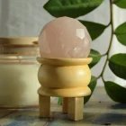 ESFERA FACETEADA Curativa de Piedras Preciosas y soporte de madera. CUARZO ROSA . 10 x 5,5 (cm)