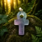 Colgante en forma de Ankh o Cruz Egipcia de fluorita natural de 31 × 20 mm