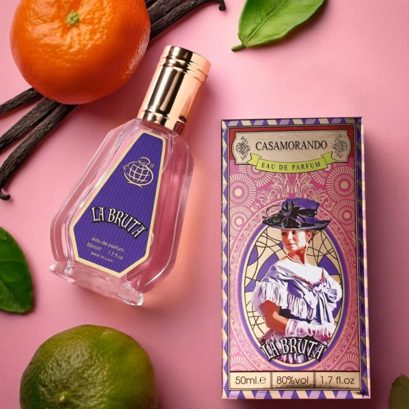 💎 La Bruta – Casamorando Eau de Parfum 50 ml (Minitalla) Una fragancia audaz, elegante y absolutamente inolvidable. La Bruta de Casamorando es una creación olfativa que combina frescura vibrante con profundidad sofisticada. Ideal para quienes buscan una esencia con carácter, esta minitalla de 50 ml es perfecta para llevar contigo y dejar huella en cada momento. 🌸 Pirámide olfativa: Notas de salida: mandarina verde y limón italiano prensado en frío Notas de corazón: rosa búlgara, hojas de violeta y eucalipto Notas de fondo: almizcle, pachulí, ámbar y vainilla de Madagascar ✨ Características destacadas: Fragancia intensa y duradera Estilo vintage italiano con toque moderno Ideal para uso diario o eventos especiales Presentación elegante en frasco de 50 ml Unisex, con tendencia hacia lo femenino 📌 Modo de uso: Aplicar sobre puntos de pulso como muñecas, cuello y detrás de las orejas. Evitar frotar para preservar la estructura aromática. La Bruta es para quienes viven con autenticidad, fuerza y sensibilidad. Una fragancia que no sigue reglas, sino que las reinventa.