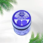 El Jabón Beldi con Nila Azul es un producto tradicional marroquí conocido por sus propiedades exfoliantes y regeneradoras. Este jabón combina la riqueza del jabón negro beldi con el polvo de nila azul, ofreciendo un cuidado completo para la piel. Características Principales Ingredientes Naturales: Elaborado con aceite de oliva y enriquecido con polvo de nila azul, un mineral natural que aporta luminosidad a la piel. Libre de químicos agresivos, respetando la tradición artesanal. Propiedades Exfoliantes: Ayuda a eliminar células muertas y suavizar asperezas, dejando la piel sedosa y renovada. Efecto Iluminador: El polvo de nila azul contribuye a blanquear y unificar el tono de la piel, aportando un aspecto radiante. Modo de Uso Aplicar sobre la piel húmeda, cubriendo todo el cuerpo. Dejar actuar de 5 a 10 minutos para que sus ingredientes penetren. Enjuagar y exfoliar con un guante kessa para mejores resultados. Este jabón es ideal para quienes buscan un cuidado corporal profundo y natural.