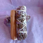 SAHUMERIO ATADITO DE SALVIA BLANCA CON SINUATA LILA DE APROX 11 CMS