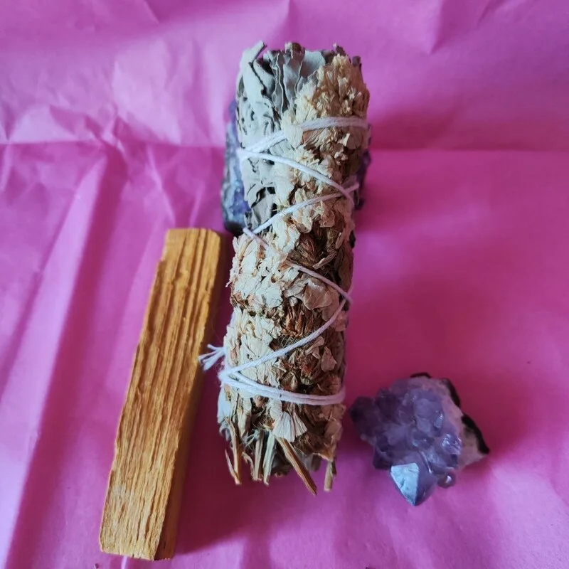 SAHUMERIO ATADITO DE SALVIA BLANCA Y SINUATA CREMA DE APROX 11 CMS SAHUMERIO ATADITO DE SALVIA BLANCA Y SINUATA CREMA DE APROX 11 CMS