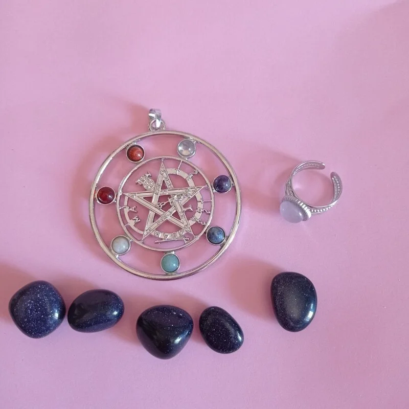 COLGANTE BISUTERÍA CON PIEDRAS DE LOS CHAKRAS EN FORMA DE TETRAGRAMMATON 60 MM