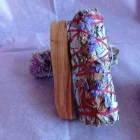 Sahumerio ATADITO DE SALVIA BLANCA CON ESPUELA ROSA DE APROX 11 CMS