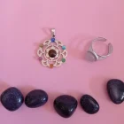 COLGANTE MANDALA EN ACERO INOXIDABLE CON PIEDRAS DE CHAKRAS EN OJO DE GATO 29 MM