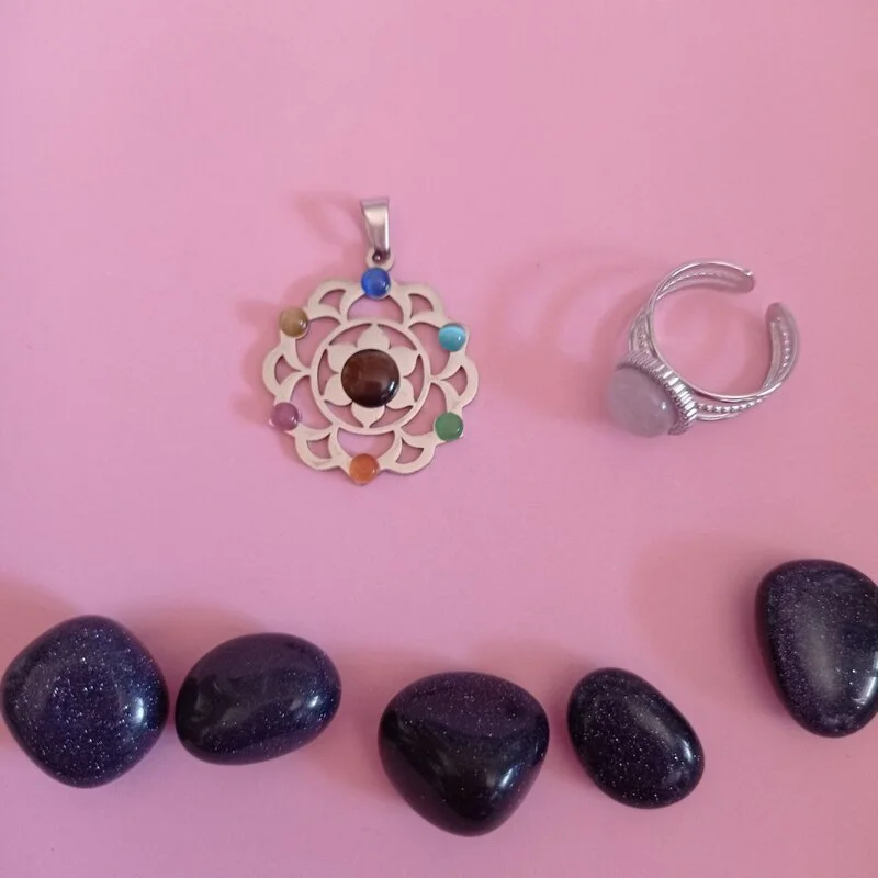 COLGANTE MANDALA EN ACERO INOXIDABLE CON PIEDRAS DE CHAKRAS EN OJO DE GATO 29 MM