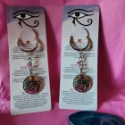 LLAVERO DE BISUTERÍA DE METAL CON CARTULINA EN 6 IDIOMAS EN FORMA DE OJO DE HORUS 27 MM