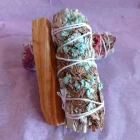 Sahumerio ATADITO DE SALVIA BLANCA Y SINUATA AZUL BEBE DE APROX 11 CMS