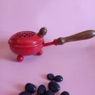 QUEMADOR BRASERO DE METAL CON MADERA. ALTO: 7,5 CM. ANCHO: 9 CM. LARGO: 23 CM Rojo