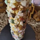 VELÓN GRANDE ESPECIAL MIEL 7 CHAKRAS, UNGIDA CON ACEITES ESOTERICOS Y PIEDRAS NATURALES. RITUALIZADA 15X6