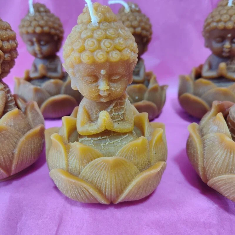 VELA BUDA GRANDE EN FLOR DE LOTO MIEL NATURAL VELA BUDA GRANDE EN FLOR DE LOTO MIEL NATURAL