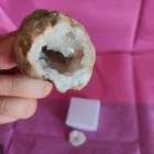 GEODA DE CUARZO BLANCO DE TAMAÑO APROXIMADO ENTRE 4 Y 5 CM
