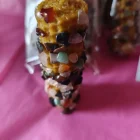 VELA ESPECIAL MIEL 7 CHAKRAS, UNGIDA CON ACEITES ESOTERICOS Y PIEDRAS NATURALES. RITUALIZADA 10X3 CM