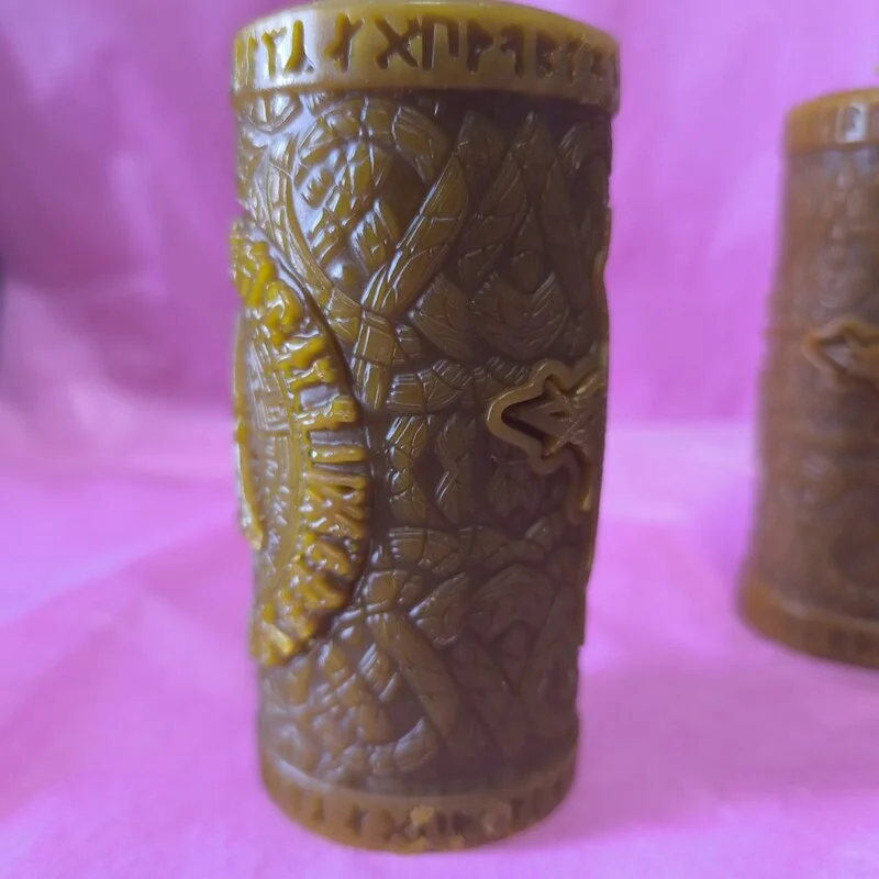 VELÓN INTENCIONADO LAS RUNAS VIKINGAS. CERA MIEL NATURAL ARTESANA. CERA MACIZA LARGA DURACIÓN. 12X6 CM