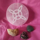 Plato BASE REDONDA DE PIEDRA SELENITA CON TAMAÑO APROXIMADO DE 10 CM CON NUDO DE BRUJA