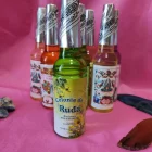 La Colonia Esotérica de Agua de Ruda de la marca Murray & Lanman es un producto tradicionalmente utilizado en el ámbito espiritual, conocido por sus propiedades protectoras y purificadoras. Su fórmula única y su fragancia distintiva la convierten en un aliado esencial para rituales y cuidado personal. Detalles del Producto Nombre: Colonia Esotérica de Agua de Ruda. Marca: Murray & Lanman. Formato: Botella de 70 ml, práctica y fácil de transportar. Fragancia: Aroma herbal y fresco, característico de la ruda, ideal para transmitir protección y limpieza. Propiedades y Beneficios Protección Energética: Utilizada tradicionalmente para alejar energías negativas y proteger contra envidias y malas vibraciones. Ideal para crear un escudo energético en el entorno personal. Purificación y Renovación: Ayuda a limpiar y renovar energías, promoviendo un ambiente equilibrado y armonioso. Perfecta para rituales de limpieza espiritual y armonización de espacios. Versatilidad: Puede aplicarse directamente sobre la piel como colonia o utilizarse para perfumar ambientes y objetos. Popular en prácticas de meditación, relajación y rituales esotéricos. Usos Recomendados Rituales de Protección y Limpieza: Úsala para renovar la energía de tus espacios y atraer vibraciones positivas. Cuidado Personal: Aplícala como colonia diaria para disfrutar de su aroma revitalizante y protector. Regalo Espiritual: Un detalle significativo para quienes valoran los productos esotéricos y tradicionales. Este producto combina tradición, funcionalidad y simbolismo, siendo una herramienta esencial para quienes buscan equilibrio y bienestar energético