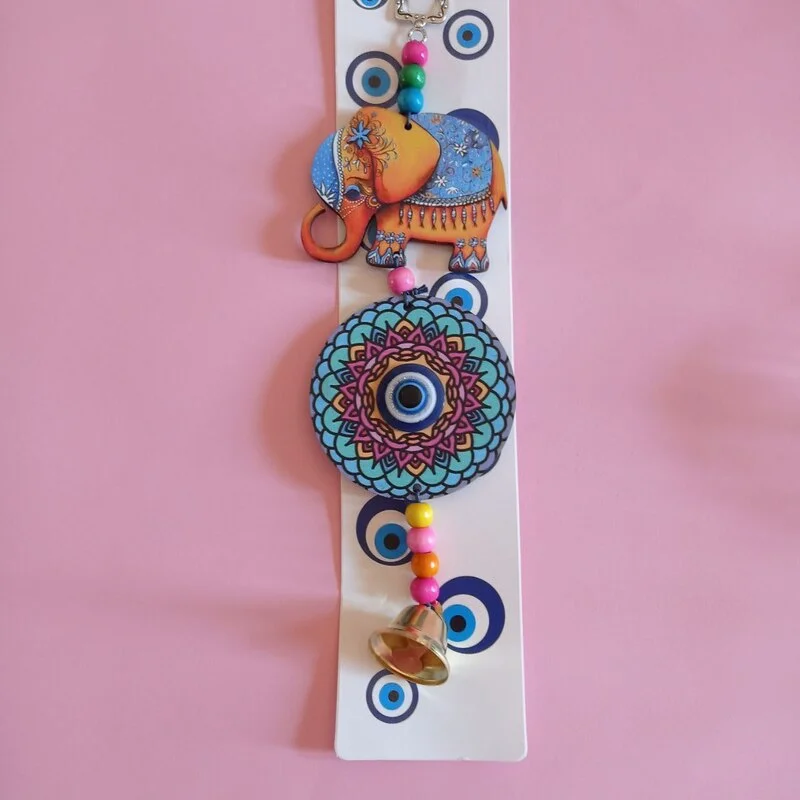CHARM DE MADERA CON CAMPANA Y OJO TURCO ELEFANTE 28 X 8 CM