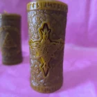VELÓN INTENCIONADO LAS RUNAS VIKINGAS. CERA MIEL NATURAL ARTESANA. CERA MACIZA LARGA DURACIÓN. 12X6 CM