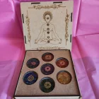 CAJA DE 16 X 16 CM CON ORGONITA DE LOS 7 CHAKRAS CON SÍMBOLO 40 MM