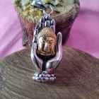 COLGANTE DE ACERO DE TITANIO CON MANO CON BUDA Y TERMINACIÓN IMPECABLE 41 X 17 MM BITONO