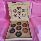 CAJA DE 16 X 16 CM CON ORGONITA DE LOS 7 CHAKRAS CON SÍMBOLO 40 MM