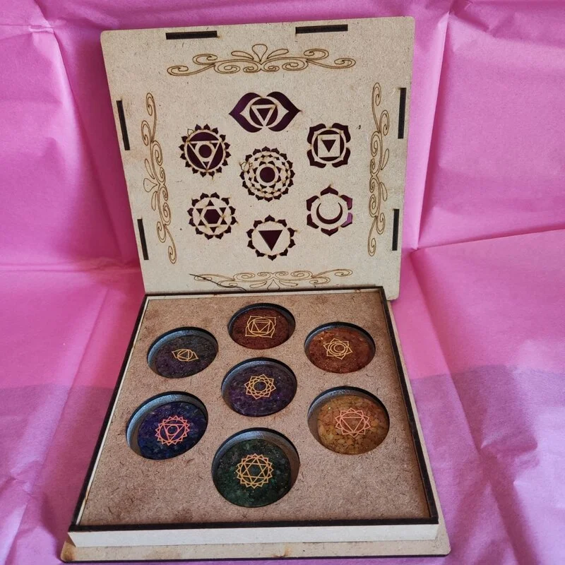 photo_58_2024-08-15_15-08-50 CAJA DE 16 X 16 CM CON ORGONITA DE LOS 7 CHAKRAS CON SÍMBOLO 40 MM