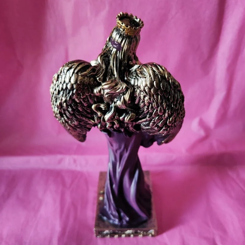 Figura Diosa De La Fortuna Con Alas 20 Cms Aprox Color MORADO