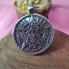 COLGANTE DE ACERO DE TITANIO EN TETRAGRAMMATON DOBLE CARA CON TERMINACIÓN IMPECABLE 45 X 36 MM