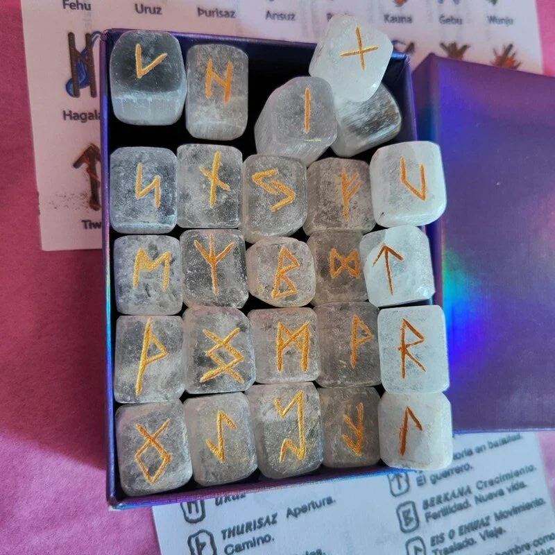 JUEGO DE 24 RUNAS VIKINGAS EN PIEDRA NATURAL DE SELENITA