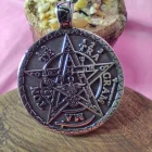 COLGANTE DE ACERO DE TITANIO CON BRÚJULA VIKINGA Y TERMINACIÓN IMPECABLE 40 X 35 MM BITONO DOBLE CARA