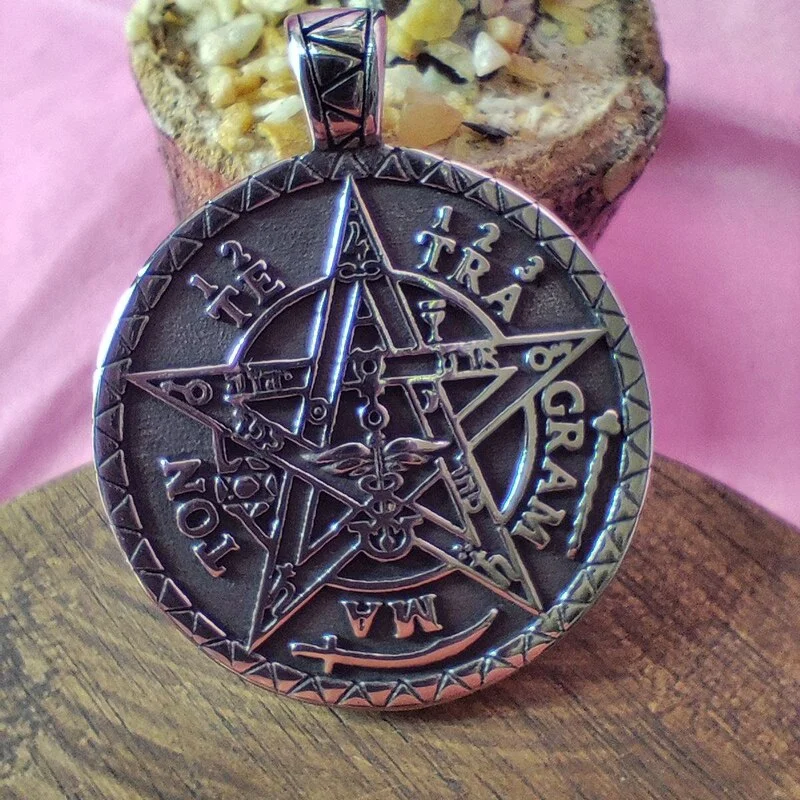 COLGANTE DE ACERO DE TITANIO CON BRÚJULA VIKINGA Y TERMINACIÓN IMPECABLE 40 X 35 MM BITONO DOBLE CARA