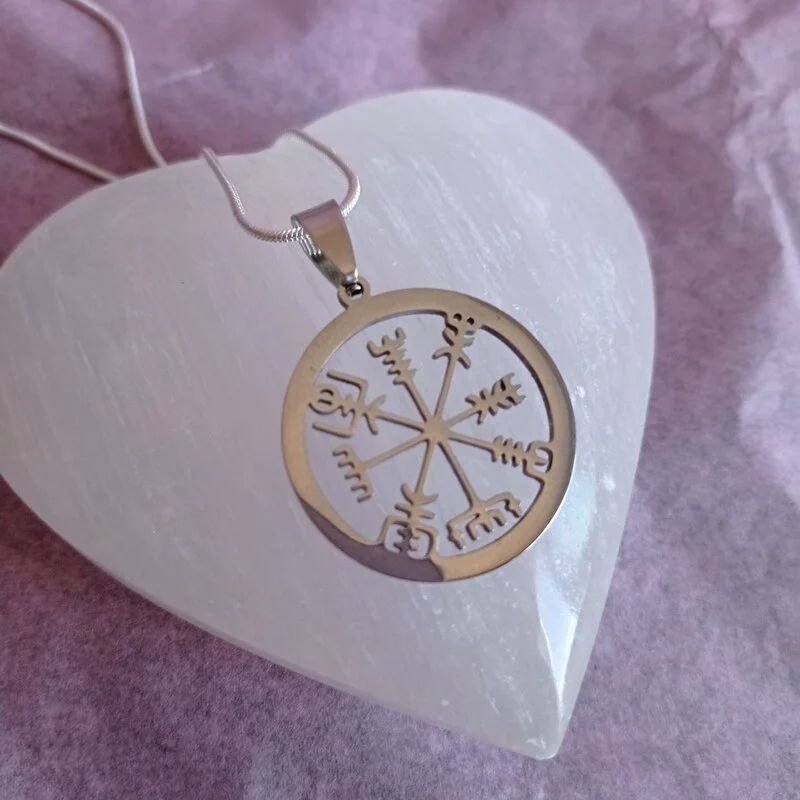 Collar VEGVISIR (BRÚJULA VIKINGA) 28 MM en Plateado. (Amuleto).
