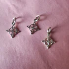 COLGANTE DE PLATA DE LEY EN FORMA DE NUDO DE BRUJA 14 X 11 MM