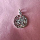 COLGANTE DE PLATA DE LEY DE 15 MM EN FORMA DE TETRAGRAMATON (CON ESPADA)
